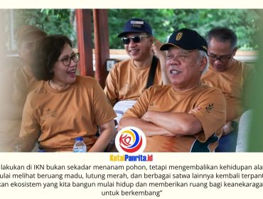 Kepala Otorita Ibu Kota Nusantara (IKN) bersama perwakilan Universitas Gadjah Mada (UGM) dan PT Pamapersada Nusantara melakukan penanaman pohon di kawasan Wanagama IKN, Jumat (5/6/2026). Kegiatan ini digelar dalam rangka memperingati Hari Lingkungan Hidup Sedunia sekaligus memperkuat komitmen mewujudkan Nusantara sebagai smart-forest city yang mengedepankan pelestarian lingkungan dan keberlanjutan ekosistem. Foto: Humas Otorita IKN.