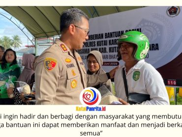 Kapolres Kutai Kartanegara AKBP Khairul Basyar menyerahkan bantuan sosial kepada warga saat kegiatan bakti sosial yang digelar Polres Kutai Kartanegara bersama Persatuan Wartawan Indonesia (PWI) Kabupaten Kukar dalam rangka menyambut Hari Bhayangkara ke-80 Tahun 2026. Kegiatan yang berlangsung di halaman parkir penyeberangan Pulau Kumala, Tenggarong, Jumat (5/6/2026), mendapat sambutan antusias dari masyarakat. Foto: Fairuzzabady.