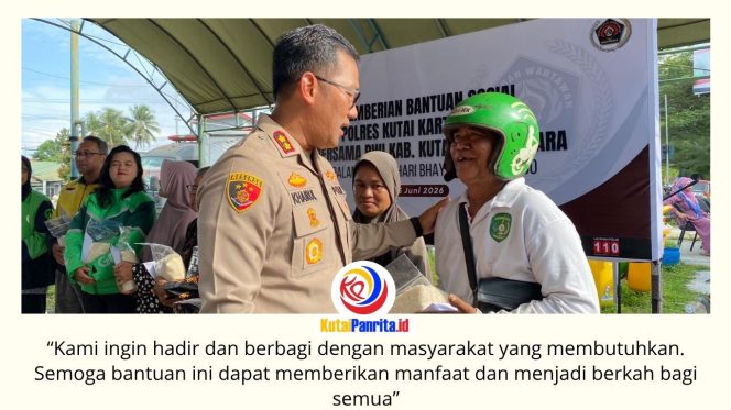 
 Kapolres Kutai Kartanegara AKBP Khairul Basyar menyerahkan bantuan sosial kepada warga saat kegiatan bakti sosial yang digelar Polres Kutai Kartanegara bersama Persatuan Wartawan Indonesia (PWI) Kabupaten Kukar dalam rangka menyambut Hari Bhayangkara ke-80 Tahun 2026. Kegiatan yang berlangsung di halaman parkir penyeberangan Pulau Kumala, Tenggarong, Jumat (5/6/2026), mendapat sambutan antusias dari masyarakat. Foto: Fairuzzabady.