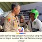 Kapolres Kutai Kartanegara AKBP Khairul Basyar menyerahkan bantuan sosial kepada warga saat kegiatan bakti sosial yang digelar Polres Kutai Kartanegara bersama Persatuan Wartawan Indonesia (PWI) Kabupaten Kukar dalam rangka menyambut Hari Bhayangkara ke-80 Tahun 2026. Kegiatan yang berlangsung di halaman parkir penyeberangan Pulau Kumala, Tenggarong, Jumat (5/6/2026), mendapat sambutan antusias dari masyarakat. Foto: Fairuzzabady.
