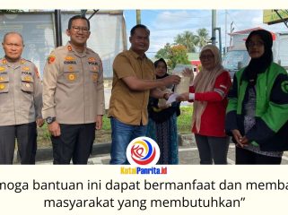 Ketua Persatuan Wartawan Indonesia (PWI) Kabupaten Kutai Kartanegara, Andi Wibowo, menyerahkan bantuan sosial kepada warga dalam kegiatan bakti sosial yang digelar bersama Polres Kutai Kartanegara untuk menyambut Hari Bhayangkara ke-80 Tahun 2026. Kegiatan yang berlangsung di halaman parkir penyeberangan Pulau Kumala, Tenggarong, Jumat (5/6/2026), tersebut mendapat sambutan antusias dari masyarakat dan menjadi wujud sinergi kepedulian antara insan pers dan kepolisian terhadap warga yang membutuhkan. Foto: Fairuzzabady.
