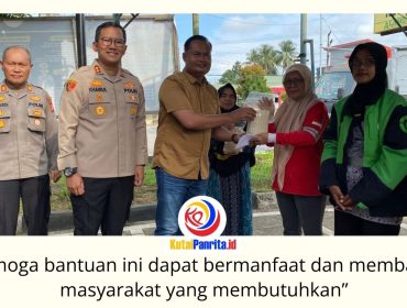 Ketua Persatuan Wartawan Indonesia (PWI) Kabupaten Kutai Kartanegara, Andi Wibowo, menyerahkan bantuan sosial kepada warga dalam kegiatan bakti sosial yang digelar bersama Polres Kutai Kartanegara untuk menyambut Hari Bhayangkara ke-80 Tahun 2026. Kegiatan yang berlangsung di halaman parkir penyeberangan Pulau Kumala, Tenggarong, Jumat (5/6/2026), tersebut mendapat sambutan antusias dari masyarakat dan menjadi wujud sinergi kepedulian antara insan pers dan kepolisian terhadap warga yang membutuhkan. Foto: Fairuzzabady.