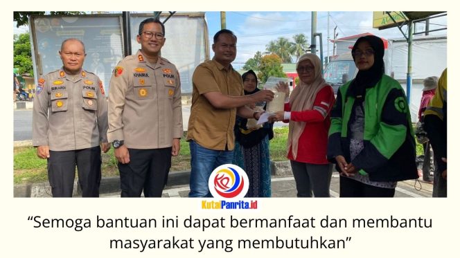 
 Ketua Persatuan Wartawan Indonesia (PWI) Kabupaten Kutai Kartanegara, Andi Wibowo, menyerahkan bantuan sosial kepada warga dalam kegiatan bakti sosial yang digelar bersama Polres Kutai Kartanegara untuk menyambut Hari Bhayangkara ke-80 Tahun 2026. Kegiatan yang berlangsung di halaman parkir penyeberangan Pulau Kumala, Tenggarong, Jumat (5/6/2026), tersebut mendapat sambutan antusias dari masyarakat dan menjadi wujud sinergi kepedulian antara insan pers dan kepolisian terhadap warga yang membutuhkan. Foto: Fairuzzabady.