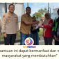 Ketua Persatuan Wartawan Indonesia (PWI) Kabupaten Kutai Kartanegara, Andi Wibowo, menyerahkan bantuan sosial kepada warga dalam kegiatan bakti sosial yang digelar bersama Polres Kutai Kartanegara untuk menyambut Hari Bhayangkara ke-80 Tahun 2026. Kegiatan yang berlangsung di halaman parkir penyeberangan Pulau Kumala, Tenggarong, Jumat (5/6/2026), tersebut mendapat sambutan antusias dari masyarakat dan menjadi wujud sinergi kepedulian antara insan pers dan kepolisian terhadap warga yang membutuhkan. Foto: Fairuzzabady.