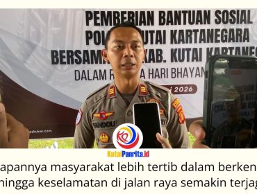 Kasatlantas Polres Kutai Kartanegara, AKP Ahmad Fandoli, memberikan keterangan kepada awak media terkait pelaksanaan Operasi Patuh Mahakam 2026. Ia menyampaikan bahwa Polres Kukar akan menggelar apel gelar pasukan pada Senin, 8 Juni 2026, di Mapolres Kutai Kartanegara sebagai tanda dimulainya operasi kepolisian yang berlangsung serentak selama 14 hari guna meningkatkan ketertiban dan keselamatan berlalu lintas. Foto: Fairuzzabady.