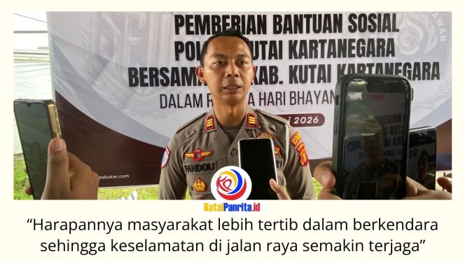 
 Kasatlantas Polres Kutai Kartanegara, AKP Ahmad Fandoli, memberikan keterangan kepada awak media terkait pelaksanaan Operasi Patuh Mahakam 2026. Ia menyampaikan bahwa Polres Kukar akan menggelar apel gelar pasukan pada Senin, 8 Juni 2026, di Mapolres Kutai Kartanegara sebagai tanda dimulainya operasi kepolisian yang berlangsung serentak selama 14 hari guna meningkatkan ketertiban dan keselamatan berlalu lintas. Foto: Fairuzzabady.