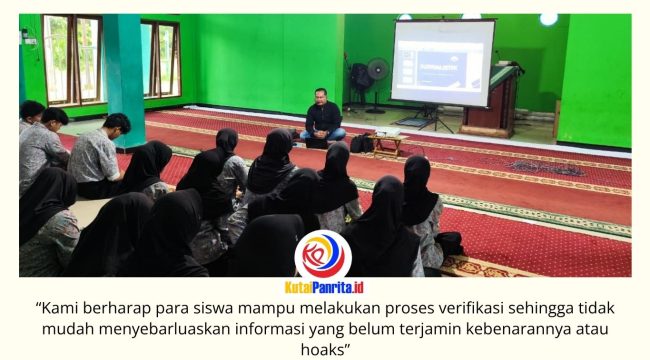 Ketua Persatuan Wartawan Indonesia (PWI) Kutai Kartanegara (Kukar), Andi Wibowo memberikan materi pelatihan jurnalistik kepada siswa SMA Muhammadiyah Tenggarong sebagai upaya meningkatkan literasi media dan kemampuan berpikir kritis di era digital. Kegiatan yang digelar pada Kamis (11/6/2026) tersebut membekali para pelajar dengan pengetahuan dasar jurnalistik, etika bermedia, serta pentingnya memilah informasi yang akurat dan terpercaya. Foto: Dok. PWI Kukar.
