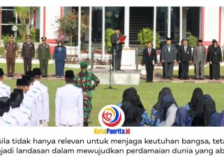 Sekretaris Daerah Kabupaten Kutai Kartanegara (Kukar), Sunggono, memimpin Upacara Bendera dalam rangka Peringatan Hari Lahir Pancasila Tahun 2026 di Halaman Kantor Bupati Kukar, Senin (1/6/2026). Upacara berlangsung khidmat dan diikuti unsur TNI-Polri, ASN, pelajar, serta berbagai instansi daerah sebagai wujud komitmen memperkuat nilai-nilai Pancasila dan persatuan bangsa. Foto: Dok. Prokom Kukar.