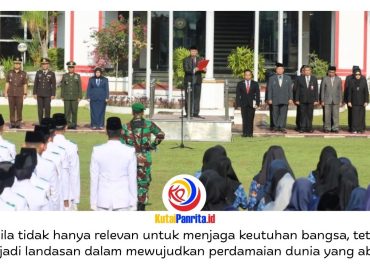 Sekretaris Daerah Kabupaten Kutai Kartanegara (Kukar), Sunggono, memimpin Upacara Bendera dalam rangka Peringatan Hari Lahir Pancasila Tahun 2026 di Halaman Kantor Bupati Kukar, Senin (1/6/2026). Upacara berlangsung khidmat dan diikuti unsur TNI-Polri, ASN, pelajar, serta berbagai instansi daerah sebagai wujud komitmen memperkuat nilai-nilai Pancasila dan persatuan bangsa. Foto: Dok. Prokom Kukar.