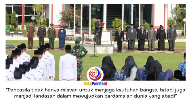 
 Sekretaris Daerah Kabupaten Kutai Kartanegara (Kukar), Sunggono, memimpin Upacara Bendera dalam rangka Peringatan Hari Lahir Pancasila Tahun 2026 di Halaman Kantor Bupati Kukar, Senin (1/6/2026). Upacara berlangsung khidmat dan diikuti unsur TNI-Polri, ASN, pelajar, serta berbagai instansi daerah sebagai wujud komitmen memperkuat nilai-nilai Pancasila dan persatuan bangsa. Foto: Dok. Prokom Kukar.
