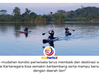 Kawasan wisata Taman Seri Loa Tuwi yang memadukan kolam renang dan danau alami kini menjadi lokasi aktivitas komunitas paddle board. Dalam sebulan terakhir, komunitas tersebut rutin berlatih di kawasan danau dengan peserta yang berasal dari Tenggarong, Samarinda, hingga Balikpapan. Foto: Fairuzzabady.