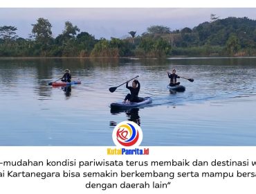 Kawasan wisata Taman Seri Loa Tuwi yang memadukan kolam renang dan danau alami kini menjadi lokasi aktivitas komunitas paddle board. Dalam sebulan terakhir, komunitas tersebut rutin berlatih di kawasan danau dengan peserta yang berasal dari Tenggarong, Samarinda, hingga Balikpapan. Foto: Fairuzzabady.