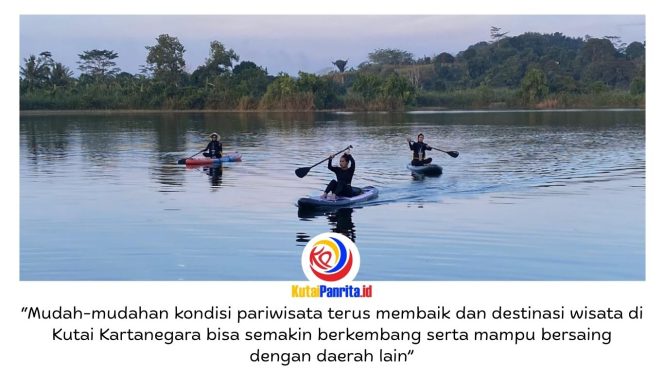 
 Kawasan wisata Taman Seri Loa Tuwi yang memadukan kolam renang dan danau alami kini menjadi lokasi aktivitas komunitas paddle board. Dalam sebulan terakhir, komunitas tersebut rutin berlatih di kawasan danau dengan peserta yang berasal dari Tenggarong, Samarinda, hingga Balikpapan. Foto: Fairuzzabady.