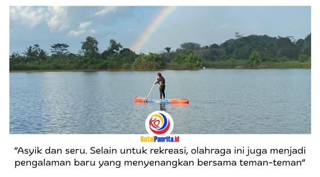 Pengunjung menikmati aktivitas paddle board di kawasan danau Taman Seri Loa Tuwi, Desa Loa Ulung, Kecamatan Tenggarong Seberang, Kutai Kartanegara. Wahana olahraga air yang menjadi daya tarik baru destinasi wisata tersebut mendapat respons positif karena menawarkan pengalaman rekreasi yang seru, menyehatkan, dan menyatu dengan keindahan alam. Foto: Fairuzzabady.