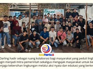 Anggota komunitas Sobat Darling (Sekumpulan Orang Hebat yang Sadar Lingkungan) berfoto bersama usai kegiatan di Kota Samarinda. Komunitas ini berfokus pada edukasi pengelolaan sampah, pembentukan satuan tugas (satgas) lingkungan, serta pengembangan bank sampah berbasis pemberdayaan masyarakat dan ekonomi sirkular guna mendukung terciptanya lingkungan yang bersih dan berkelanjutan. Foto: Fathur Rabbany.