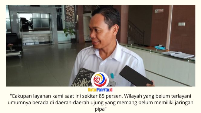 
 Direktur Teknik Perumdam Tirta Kencana Kota Samarinda, Kaharuddin, menjelaskan Perumdam Tirta Kencana terus memperluas jaringan perpipaan untuk meningkatkan cakupan layanan air bersih, dengan fokus pengembangan di wilayah yang belum terlayani. Foto: Fathur Rabbany.