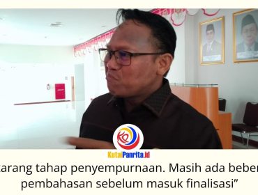 Ketua Komisi I DPRD Kota Samarinda, Samri Syaputra, menyampaikan keterangan usai rapat pembahasan Raperda Rencana Pembangunan Industri Kota Samarinda, Senin (6/7/2026). Pembahasan difokuskan pada penyempurnaan substansi regulasi sebelum memasuki tahap finalisasi. Foto: Fathur Rabbany.
