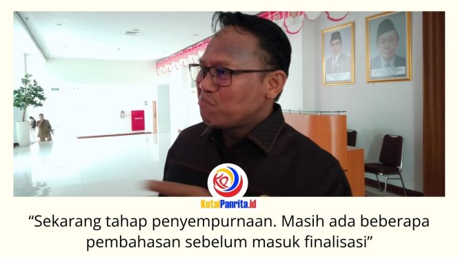 
 Ketua Komisi I DPRD Kota Samarinda, Samri Syaputra, menyampaikan keterangan usai rapat pembahasan Raperda Rencana Pembangunan Industri Kota Samarinda, Senin (6/7/2026). Pembahasan difokuskan pada penyempurnaan substansi regulasi sebelum memasuki tahap finalisasi. Foto: Fathur Rabbany.