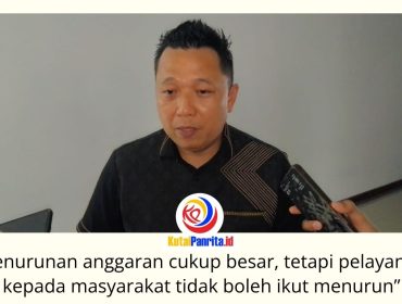 Ketua Komisi III DPRD Kota Samarinda, Deni Hakim Anwar, memberikan keterangan kepada awak media usai kunjungan lapangan dan rapat evaluasi di Kantor Disperkim Kota Samarinda, Selasa (7/7/2026). Dalam kesempatan itu, ia meminta percepatan pelaksanaan program Tahun Anggaran 2026 meski di tengah penurunan anggaran. Foto: Fathur Rabbany.