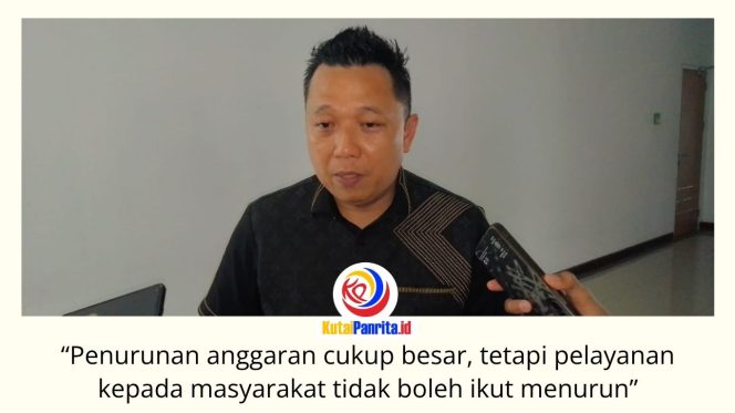 
 Ketua Komisi III DPRD Kota Samarinda, Deni Hakim Anwar, memberikan keterangan kepada awak media usai kunjungan lapangan dan rapat evaluasi di Kantor Disperkim Kota Samarinda, Selasa (7/7/2026). Dalam kesempatan itu, ia meminta percepatan pelaksanaan program Tahun Anggaran 2026 meski di tengah penurunan anggaran. Foto: Fathur Rabbany.