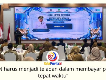 Bupati Kutai Kartanegara, Aulia Rahman Basri, memberikan sambutan sekaligus membuka High-Level Meeting peluncuran Peraturan Bupati tentang Pajak Daerah dan Penyelenggaraan Reklame, penyerahan SPPT PBB-P2, pembayaran PBB-P2 serentak, serta penandatanganan Perjanjian Kerja Sama penggunaan U-Reader di Pendopo Bupati Kutai Kartanegara, Selasa (7/7/2026). Foto: Fairuzzabady.