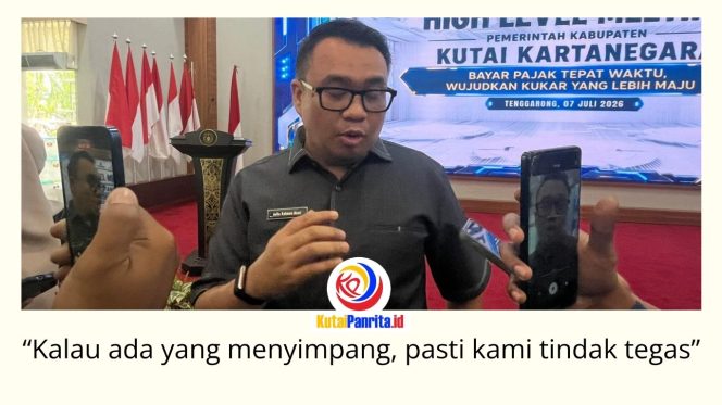 
 Bupati Kutai Kartanegara, Aulia Rahman Basri, menyampaikan program perlengkapan sekolah gratis mencakup seragam, topi, celana atau rok, kaos kaki, sepatu, dan tas bagi peserta didik baru sebagai salah satu program prioritas Kukar Idaman Terbaik. Foto: Fairuzzabady.