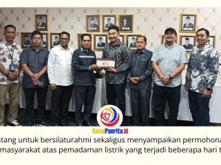 Ketua DPRD Kota Samarinda, Helmi Abdullah, bersama jajaran pimpinan dan anggota komisi DPRD berfoto bersama manajemen PLN usai audiensi, Rabu (8/7/2026). Pertemuan membahas pemadaman listrik di Samarinda, sekaligus penyampaian permohonan maaf dan langkah penanganan gangguan oleh PLN. Foto: Fathur Rabbany.