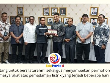 Ketua DPRD Kota Samarinda, Helmi Abdullah, bersama jajaran pimpinan dan anggota komisi DPRD berfoto bersama manajemen PLN usai audiensi, Rabu (8/7/2026). Pertemuan membahas pemadaman listrik di Samarinda, sekaligus penyampaian permohonan maaf dan langkah penanganan gangguan oleh PLN. Foto: Fathur Rabbany.