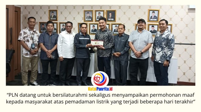 
 Ketua DPRD Kota Samarinda, Helmi Abdullah, bersama jajaran pimpinan dan anggota komisi DPRD berfoto bersama manajemen PLN usai audiensi, Rabu (8/7/2026). Pertemuan membahas pemadaman listrik di Samarinda, sekaligus penyampaian permohonan maaf dan langkah penanganan gangguan oleh PLN. Foto: Fathur Rabbany.