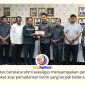 Ketua DPRD Kota Samarinda, Helmi Abdullah, bersama jajaran pimpinan dan anggota komisi DPRD berfoto bersama manajemen PLN usai audiensi, Rabu (8/7/2026). Pertemuan membahas pemadaman listrik di Samarinda, sekaligus penyampaian permohonan maaf dan langkah penanganan gangguan oleh PLN. Foto: Fathur Rabbany.