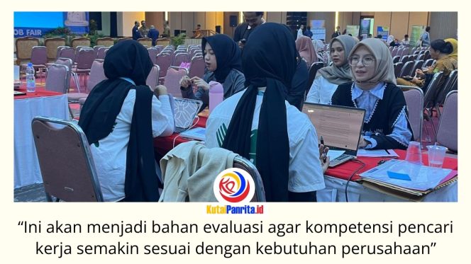 
 Para pencari kerja mengikuti sesi walk-in interview pada Job Fair Kukar 2026 di Gedung PKM Tenggarong Seberang, Kabupaten Kutai Kartanegara, Selasa (14/7/2026). Foto: Fairuzzabady.