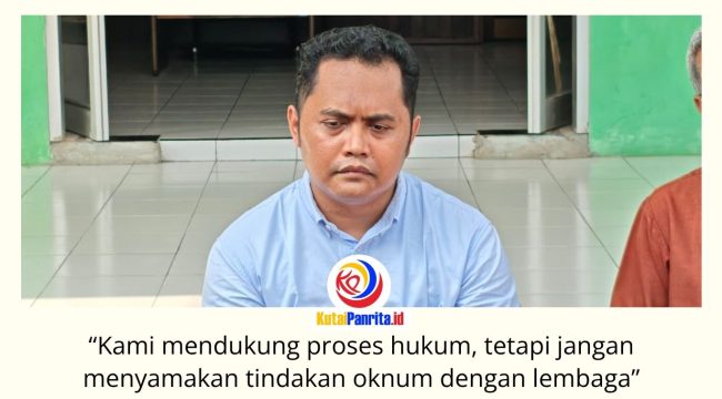 Ketua Yayasan Pondok Modern Ibadurrahman, Sadly El Udwany, memberikan keterangan pers di Pondok Modern Ibadurrahman, Desa Bangun Rejo, Kecamatan Tenggarong Seberang, Selasa (14/7/2026). Yayasan menilai pencabutan Nomor Statistik Pesantren (NSP) oleh Kementerian Agama melalui SK Dirjen Pendidikan Islam Nomor 1307 Tahun 2026 tidak memenuhi prosedur administrasi. Foto: Akmal Hafidz Krisnowo.
