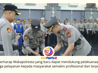 Kapolresta Samarinda Kombes Pol. Hendri Umar melantik dan mengambil sumpah jabatan AKBP Anib Bastian sebagai Wakapolresta Samarinda. Pelantikan ini menjadi bagian dari penguatan kepemimpinan untuk mewujudkan pelayanan Polri yang Presisi. Foto: Humas Polresta Samarinda.