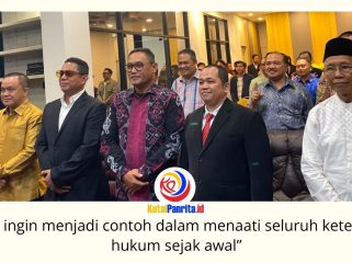 Associate Professor Dr. Elviandri, S.H.I., M.Hum bersama Sunariyo, S.H., M.H berfoto bersama tamu undangan usai peresmian firma hukum Associate Prof. Dr. Elviandri, S.H.I., M.Hum & Sunariyo, S.H., M.H dalam acara soft opening di Samarinda, Jumat (24/7/2026). Foto: Indirwan.