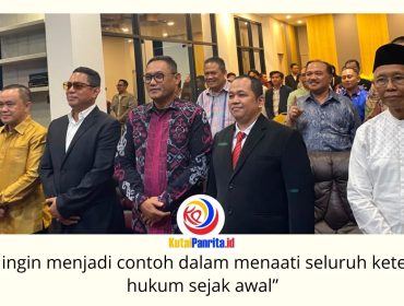 Associate Professor Dr. Elviandri, S.H.I., M.Hum bersama Sunariyo, S.H., M.H berfoto bersama tamu undangan usai peresmian firma hukum Associate Prof. Dr. Elviandri, S.H.I., M.Hum & Sunariyo, S.H., M.H dalam acara soft opening di Samarinda, Jumat (24/7/2026). Foto: Indirwan.
