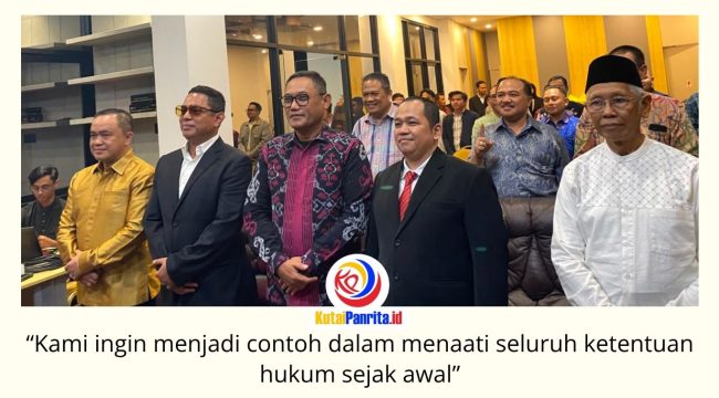 Associate Professor Dr. Elviandri, S.H.I., M.Hum bersama Sunariyo, S.H., M.H berfoto bersama tamu undangan usai peresmian firma hukum Associate Prof. Dr. Elviandri, S.H.I., M.Hum & Sunariyo, S.H., M.H dalam acara soft opening di Samarinda, Jumat (24/7/2026). Foto: Indirwan.