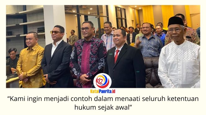 
 Associate Professor Dr. Elviandri, S.H.I., M.Hum bersama Sunariyo, S.H., M.H berfoto bersama tamu undangan usai peresmian firma hukum Associate Prof. Dr. Elviandri, S.H.I., M.Hum & Sunariyo, S.H., M.H dalam acara soft opening di Samarinda, Jumat (24/7/2026). Foto: Indirwan.