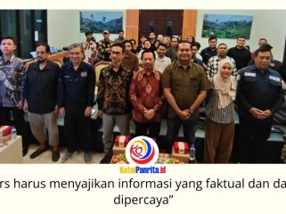 Plt Kepala Dinas Komunikasi dan Informatika (Diskominfo) Kutai Kartanegara, Sholihin, membuka pembekalan Kode Etik Jurnalistik (KEJ) dan pelatihan public speaking yang diselenggarakan PWI Kukar di Gedung Serba Guna PT Mahakam Gerbang Raja Migas (MGRM), Tenggarong, Sabtu (25/7/2026). Foto: PWI Kukar.
