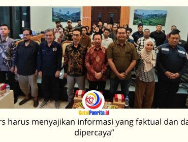 Plt Kepala Dinas Komunikasi dan Informatika (Diskominfo) Kutai Kartanegara, Sholihin, membuka pembekalan Kode Etik Jurnalistik (KEJ) dan pelatihan public speaking yang diselenggarakan PWI Kukar di Gedung Serba Guna PT Mahakam Gerbang Raja Migas (MGRM), Tenggarong, Sabtu (25/7/2026). Foto: PWI Kukar.