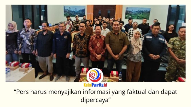 
 Plt Kepala Dinas Komunikasi dan Informatika (Diskominfo) Kutai Kartanegara, Sholihin, membuka pembekalan Kode Etik Jurnalistik (KEJ) dan pelatihan public speaking yang diselenggarakan PWI Kukar di Gedung Serba Guna PT Mahakam Gerbang Raja Migas (MGRM), Tenggarong, Sabtu (25/7/2026). Foto: PWI Kukar.