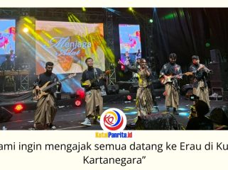 Grup musik asal Kutai Kartanegara, Petala Borneo, membawakan lagu 