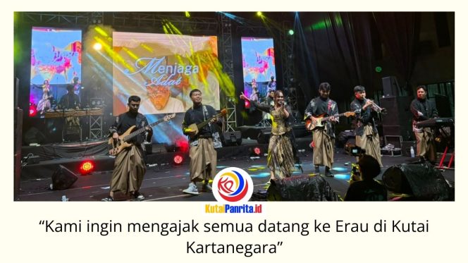 
 Grup musik asal Kutai Kartanegara, Petala Borneo, membawakan lagu 