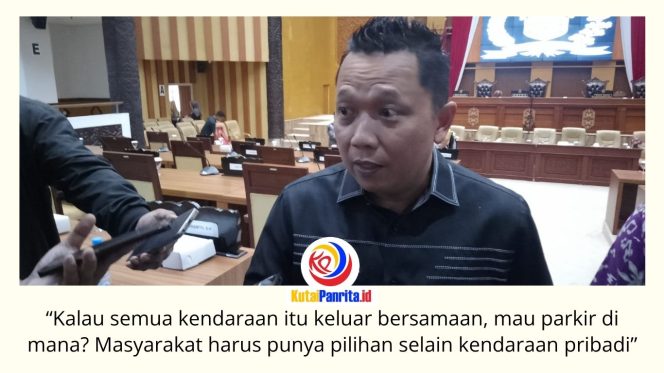 
 Ketua Komisi III DPRD Kota Samarinda, Deni Hakim Anwar, mendorong Pemerintah Kota segera menghadirkan transportasi massal sebagai solusi mengatasi lonjakan jumlah kendaraan bermotor dan mengurangi potensi kemacetan di Kota Tepian. Foto: Fathur Rabbany.