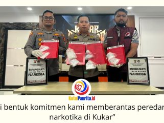 Wakapolres Kutai Kartanegara Kompol Izdiharuddin Faris Raharja Putra didampingi Kabag Ops Kompol Ecky Widi Prawira dan Kasat Resnarkoba AKP Aulia Hadi Rahman menunjukkan barang bukti hasil pengungkapan kasus narkotika dalam Operasi Antik Mahakam 2026 yang berlangsung selama 21 hari, sejak 10 hingga 30 Juli 2026. Foto: Fairuzzabady.