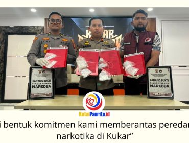 Wakapolres Kutai Kartanegara Kompol Izdiharuddin Faris Raharja Putra didampingi Kabag Ops Kompol Ecky Widi Prawira dan Kasat Resnarkoba AKP Aulia Hadi Rahman menunjukkan barang bukti hasil pengungkapan kasus narkotika dalam Operasi Antik Mahakam 2026 yang berlangsung selama 21 hari, sejak 10 hingga 30 Juli 2026. Foto: Fairuzzabady.