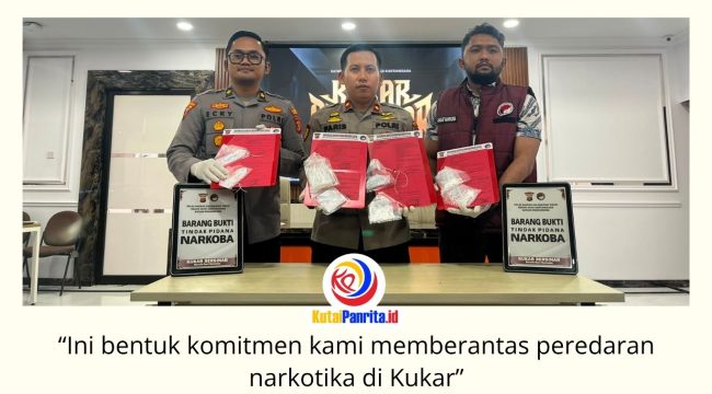 Wakapolres Kutai Kartanegara Kompol Izdiharuddin Faris Raharja Putra didampingi Kabag Ops Kompol Ecky Widi Prawira dan Kasat Resnarkoba AKP Aulia Hadi Rahman menunjukkan barang bukti hasil pengungkapan kasus narkotika dalam Operasi Antik Mahakam 2026 yang berlangsung selama 21 hari, sejak 10 hingga 30 Juli 2026. Foto: Fairuzzabady.