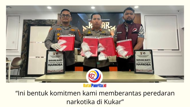 
 Wakapolres Kutai Kartanegara Kompol Izdiharuddin Faris Raharja Putra didampingi Kabag Ops Kompol Ecky Widi Prawira dan Kasat Resnarkoba AKP Aulia Hadi Rahman menunjukkan barang bukti hasil pengungkapan kasus narkotika dalam Operasi Antik Mahakam 2026 yang berlangsung selama 21 hari, sejak 10 hingga 30 Juli 2026. Foto: Fairuzzabady.