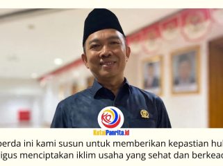 Anggota Komisi II DPRD Kota Samarinda, Viktor Yuan, menegaskan pasar rakyat memiliki peran strategis sebagai pusat distribusi kebutuhan pokok dan penggerak UMKM. Karena itu, pengelolaannya perlu didukung regulasi yang jelas agar aktivitas perdagangan berlangsung tertib dan memberikan kepastian hukum. Foto: Fathur Rabbany.