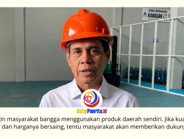 Ketua DPRD Kota Samarinda, Helmi Abdullah, menghadiri peluncuran produk air minum dalam kemasan (AMDK) Samaqua produksi Perumda Tirta Kencana Samarinda. Foto: Fathur Rabbany.