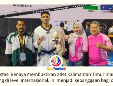 Benaya Rafael Warkey (kedua dari kiri) berfoto bersama tim usai meraih medali perunggu pada 8th Asian Taekwondo Indonesia Open Championships 2026 di Jakarta. Foto: Humas Dan Media Koni Kaltim.